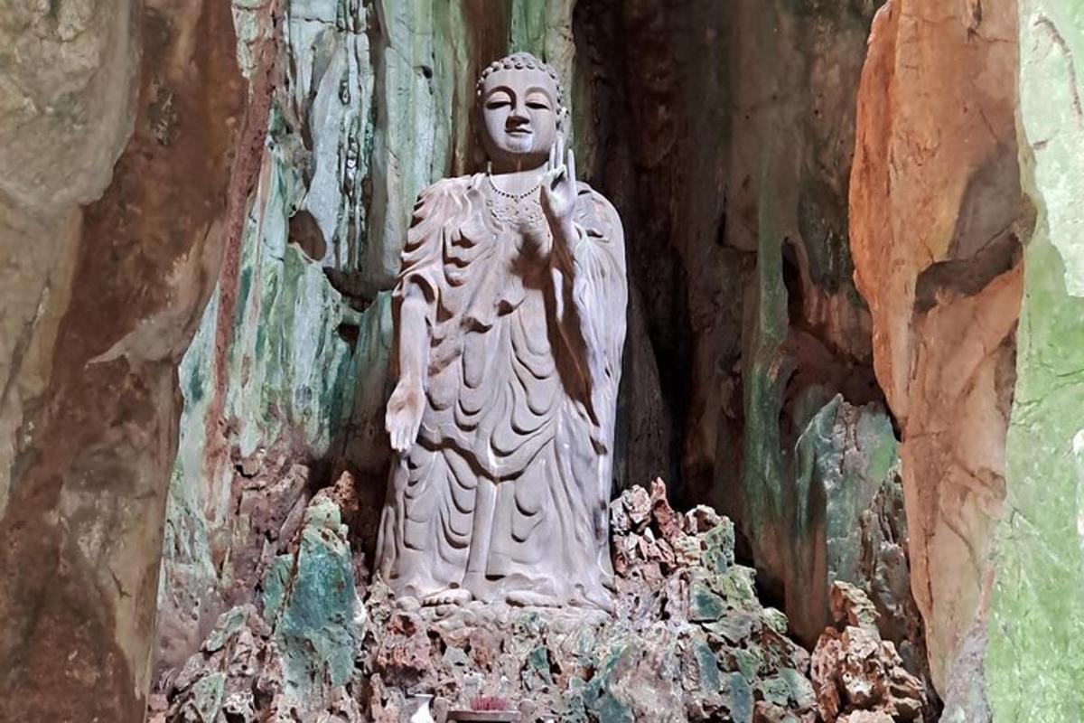 bức tượng một người phụ nữ đứng trong hang động