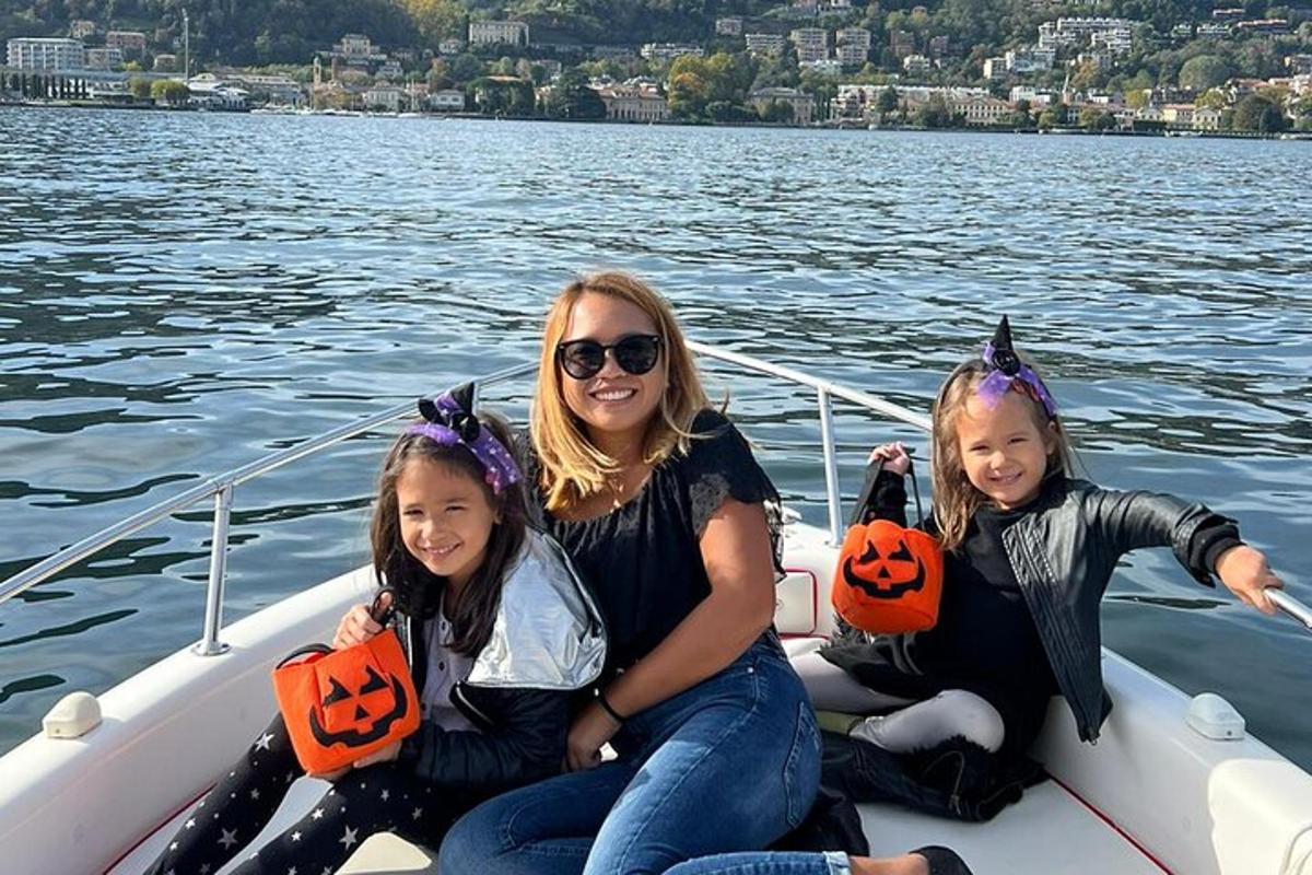 eine Frau und zwei Mädchen sitzen auf einem Boot im Wasser