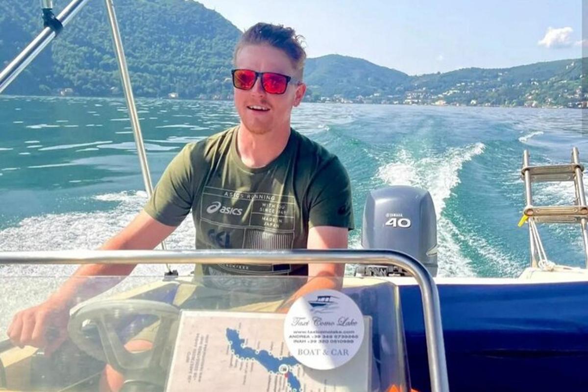mężczyzna siedzący na łodzi w wodzie