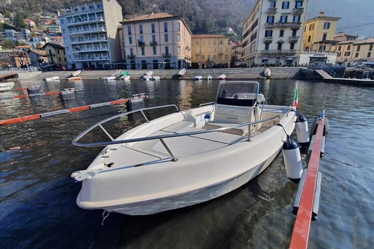 en hvit båt bundet til en brygge i vannet