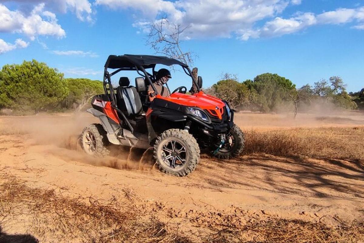 una persona che guida un quad su una strada sterrata