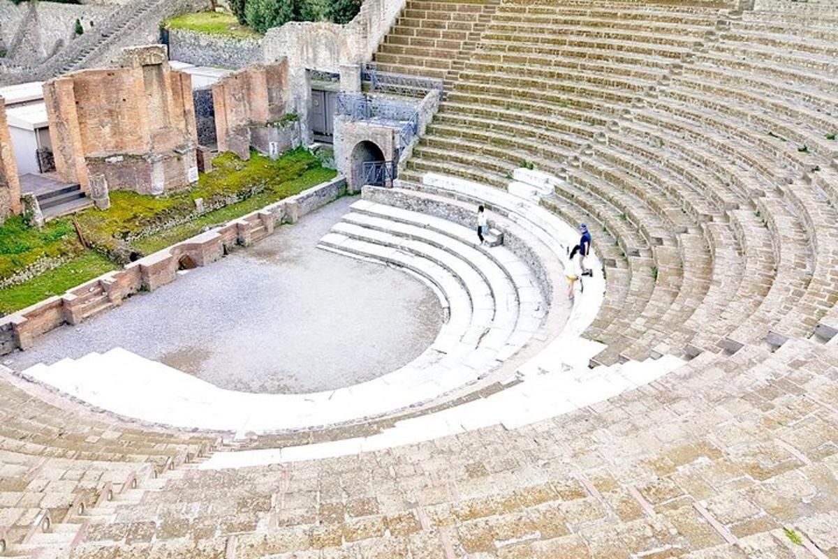 um anfiteatro vazio com duas pessoas caminhando nele