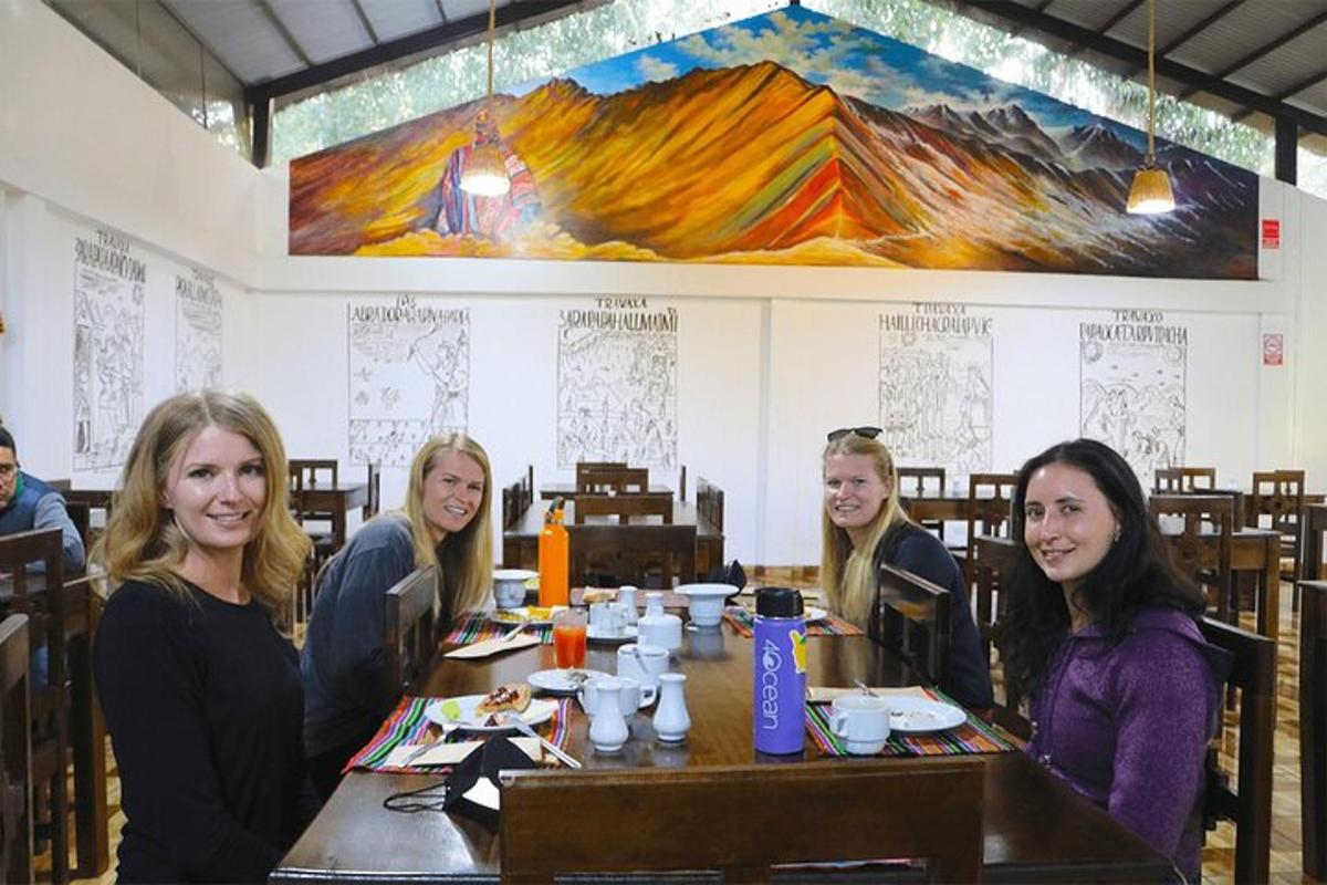 un grup de dones assegudes a una taula en un restaurant