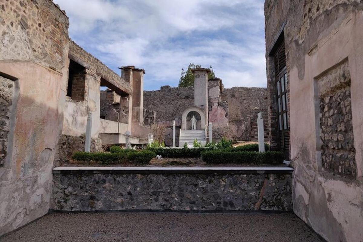 um antigo edifício de pedra com um pátio com plantas