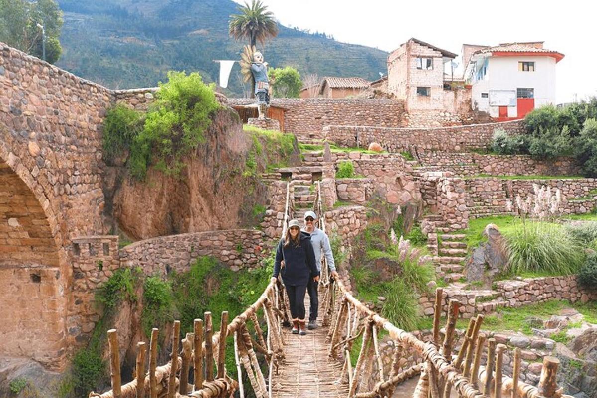 dues persones caminant per un pont de fusta a la muntanya