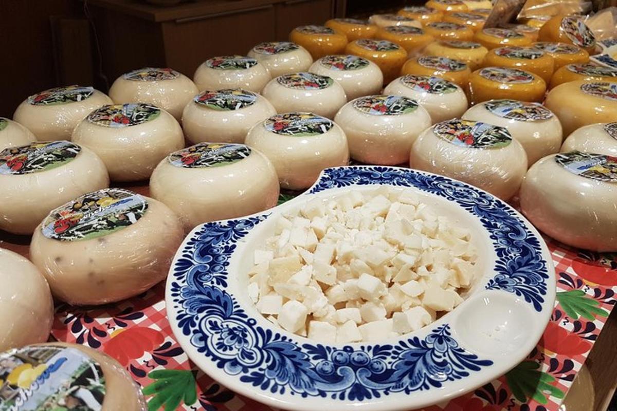 egy csomó különböző típusú sajt az asztalon