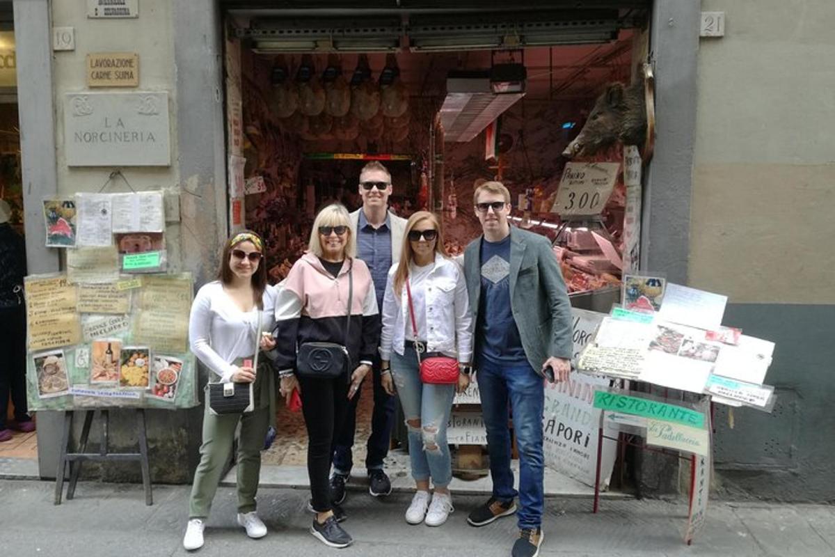 bir mağazanın önünde duran bir grup insan