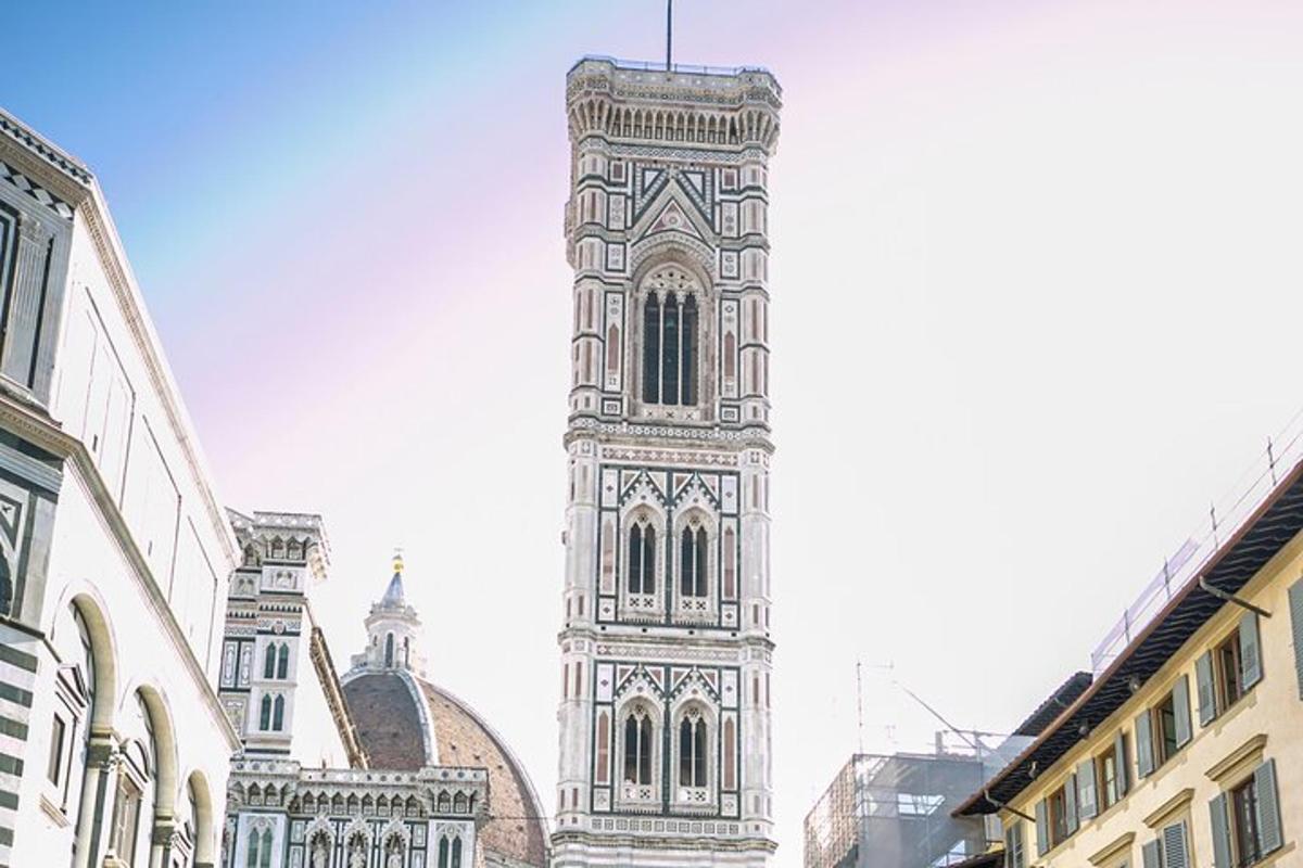 um edifício alto com uma torre de relógio em uma cidade