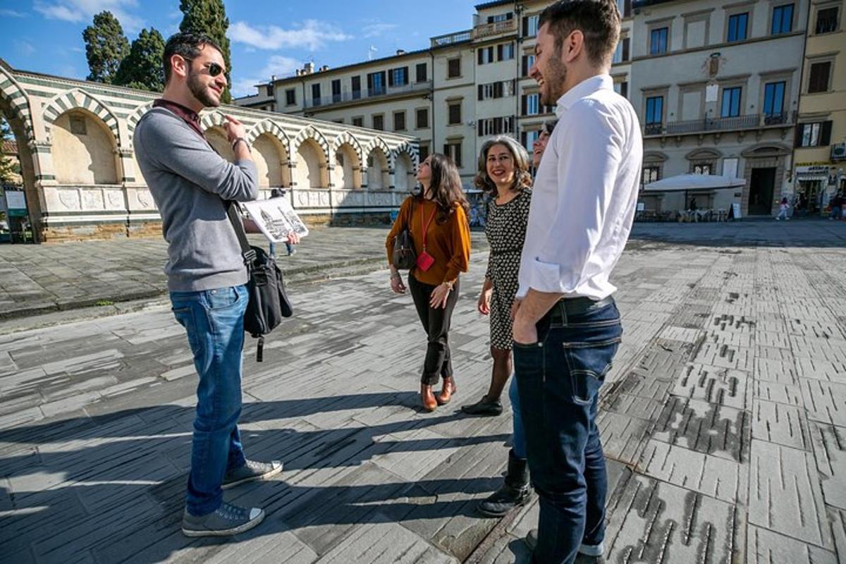 un gruppo di persone in piedi su una strada