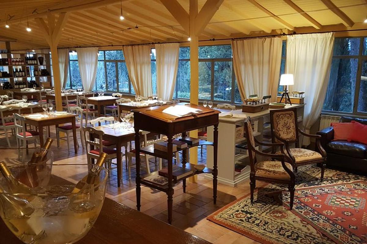 Un restaurante con mesas y sillas en una habitación.
