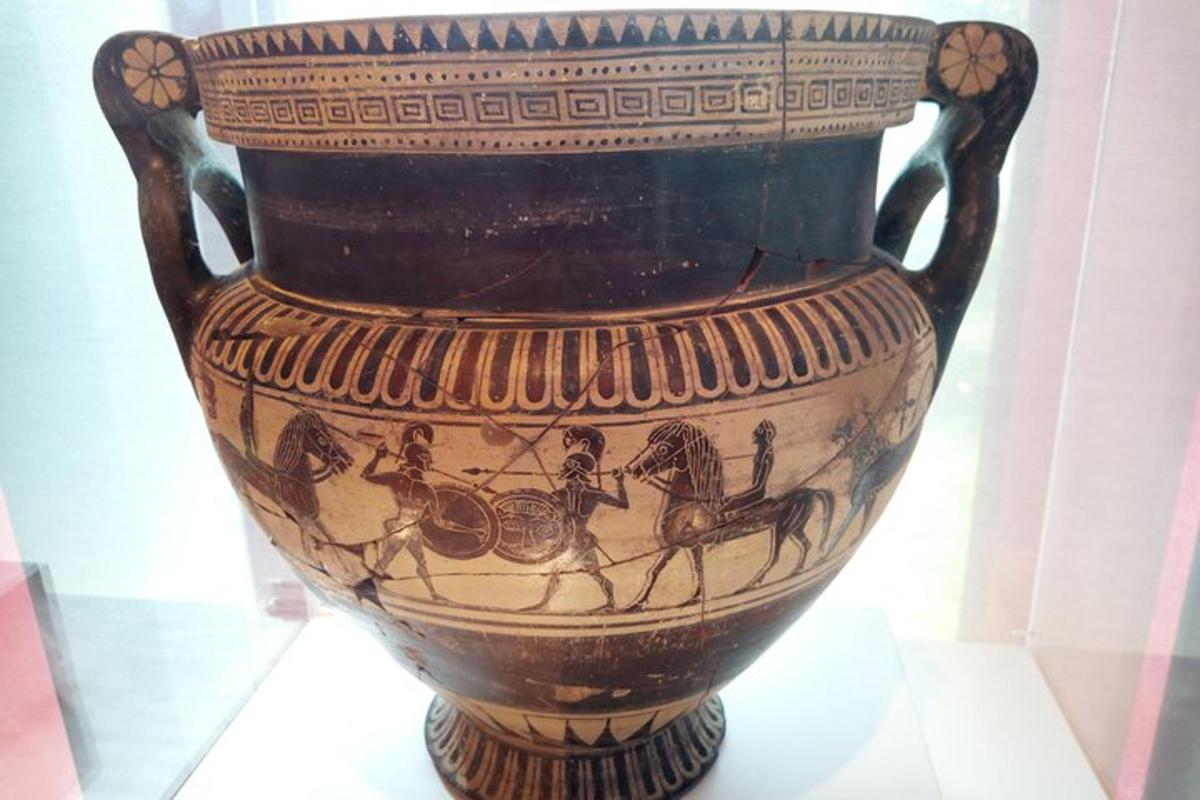 muuseumis laual seisev vaas