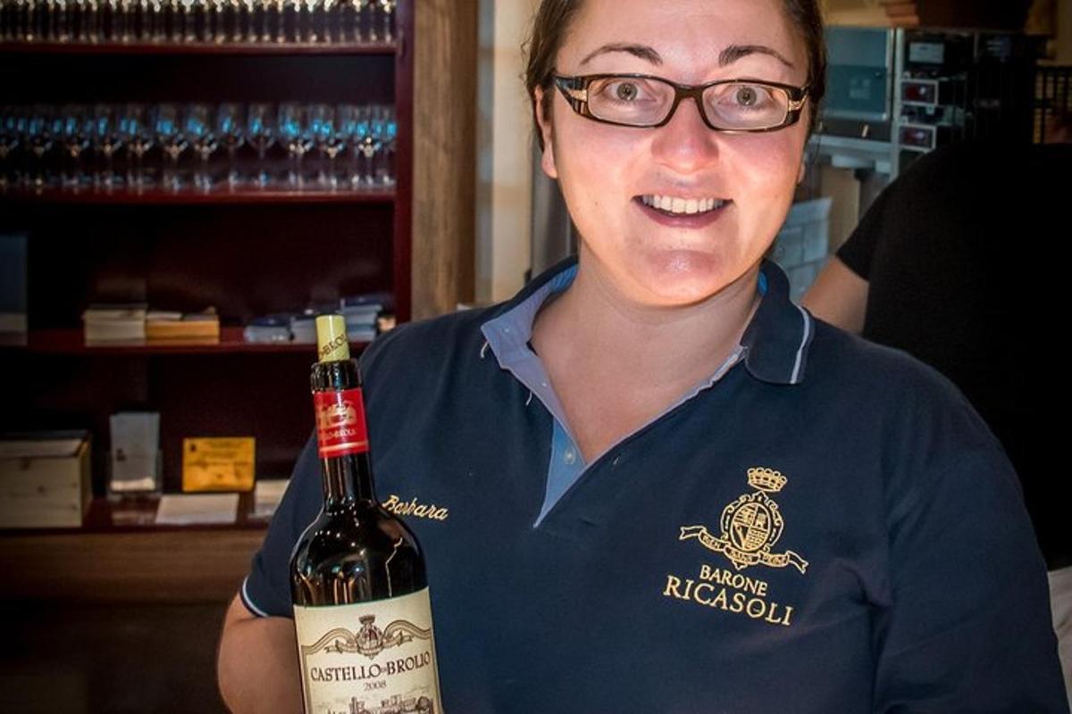 Una mujer sostiene una botella de vino