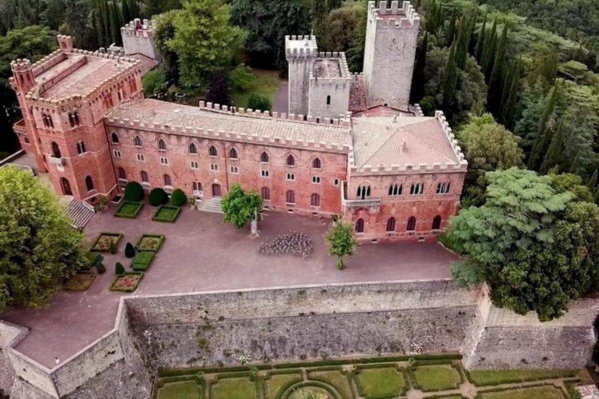 zračni pogled na stavbo z gradom