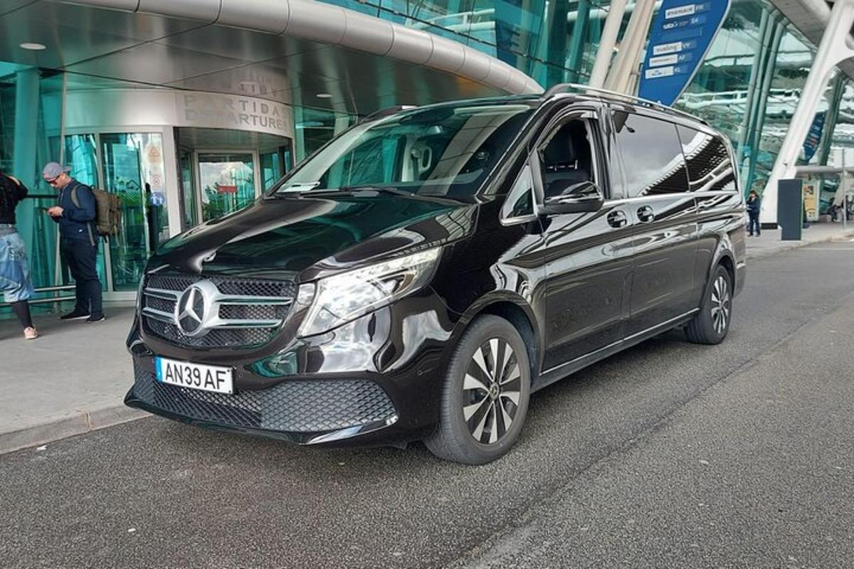 un'auto nera parcheggiata davanti a un edificio
