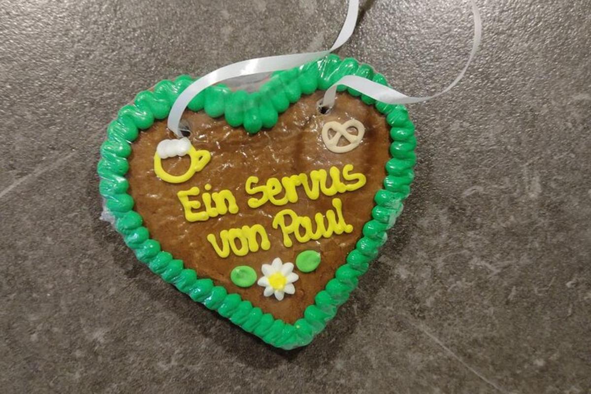 südamekujuline kook rohelise ja kollase glasuuriga