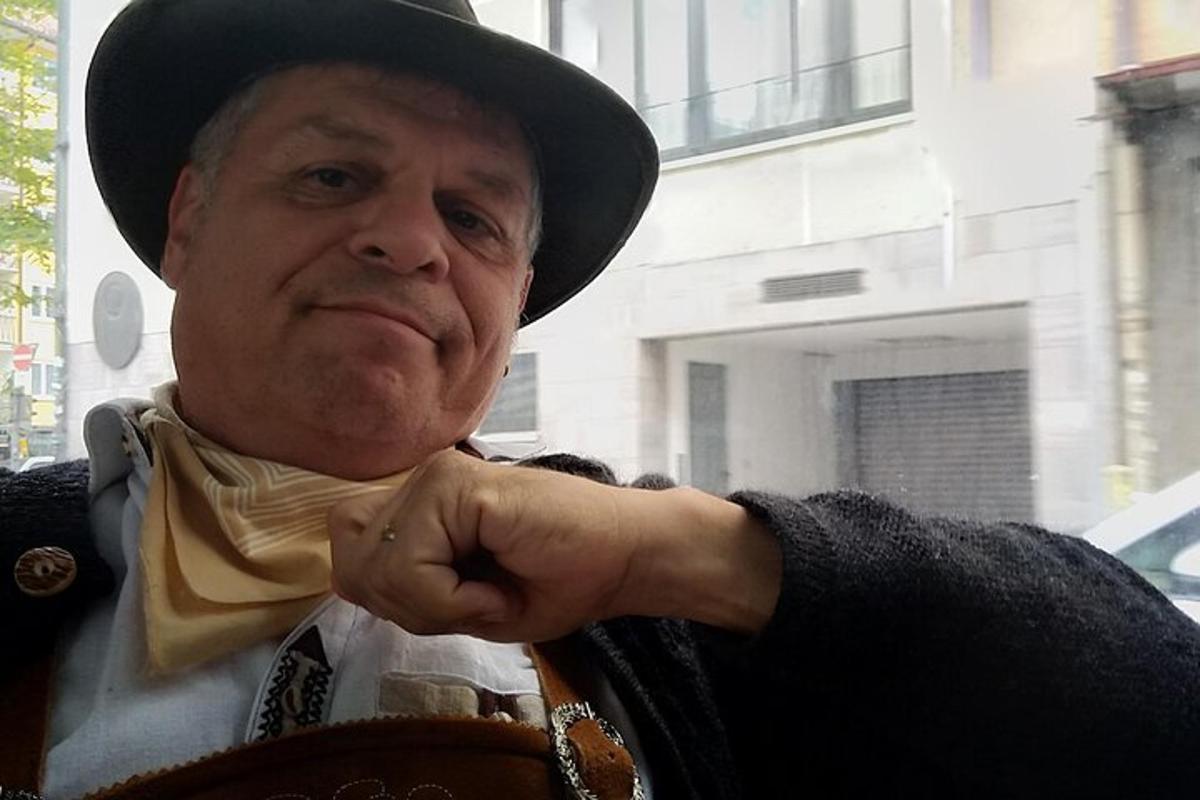 en eldre mann med hatt og sløyfe