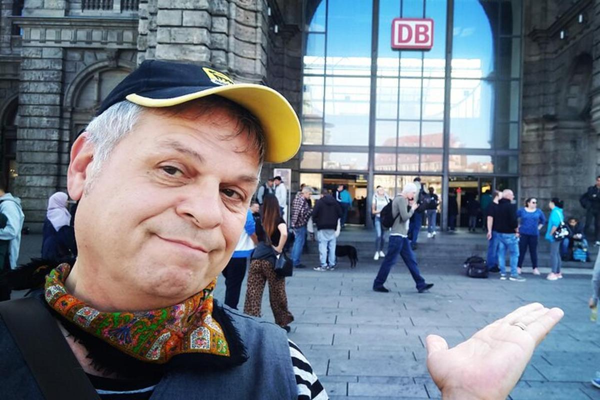 starší muž s kloboukem a ukazujícím palec nahoru
