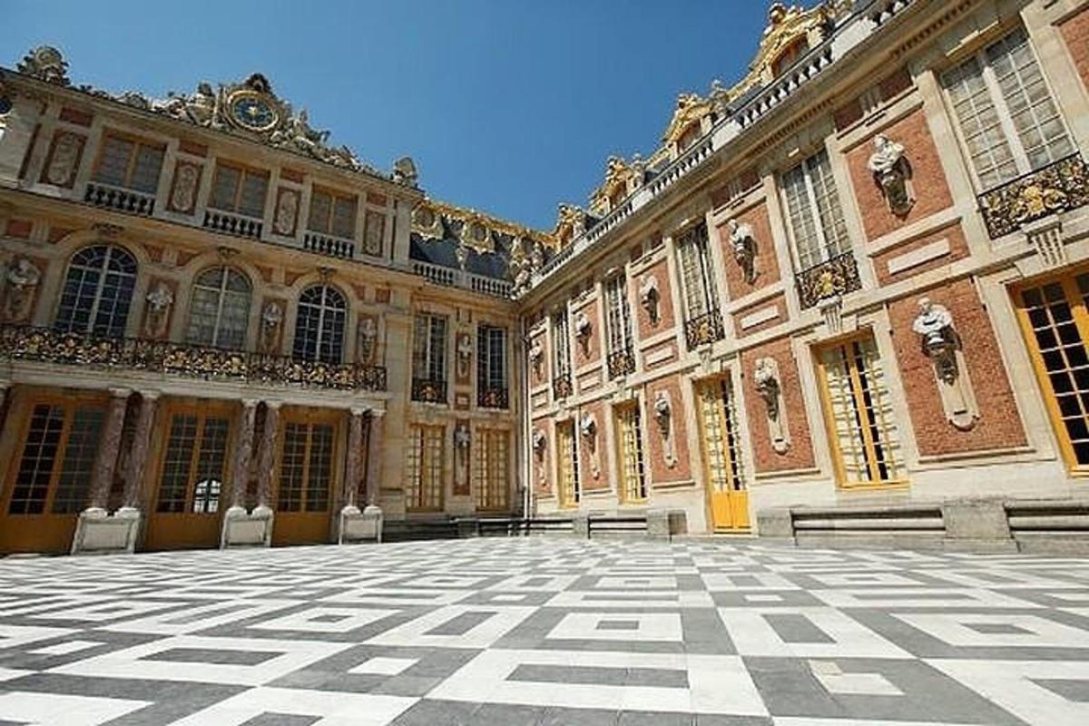 a large building with a courtyard with benches in it