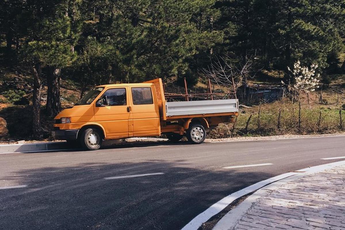 tee äärde pargitud oranž veoauto