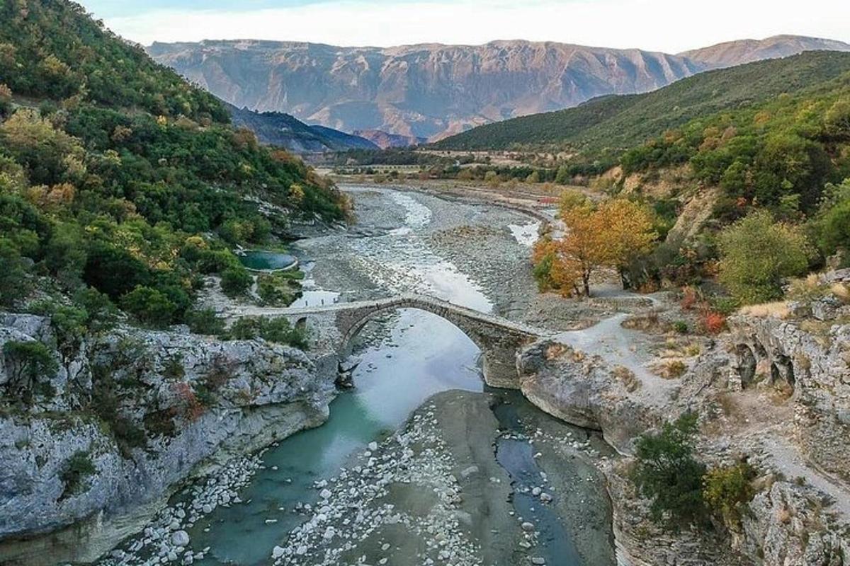 zračni pogled na reko z mostom