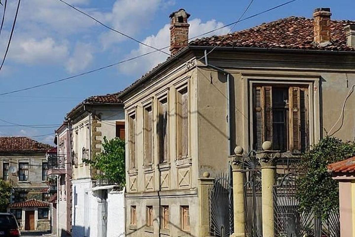 o casă veche pe marginea străzii
