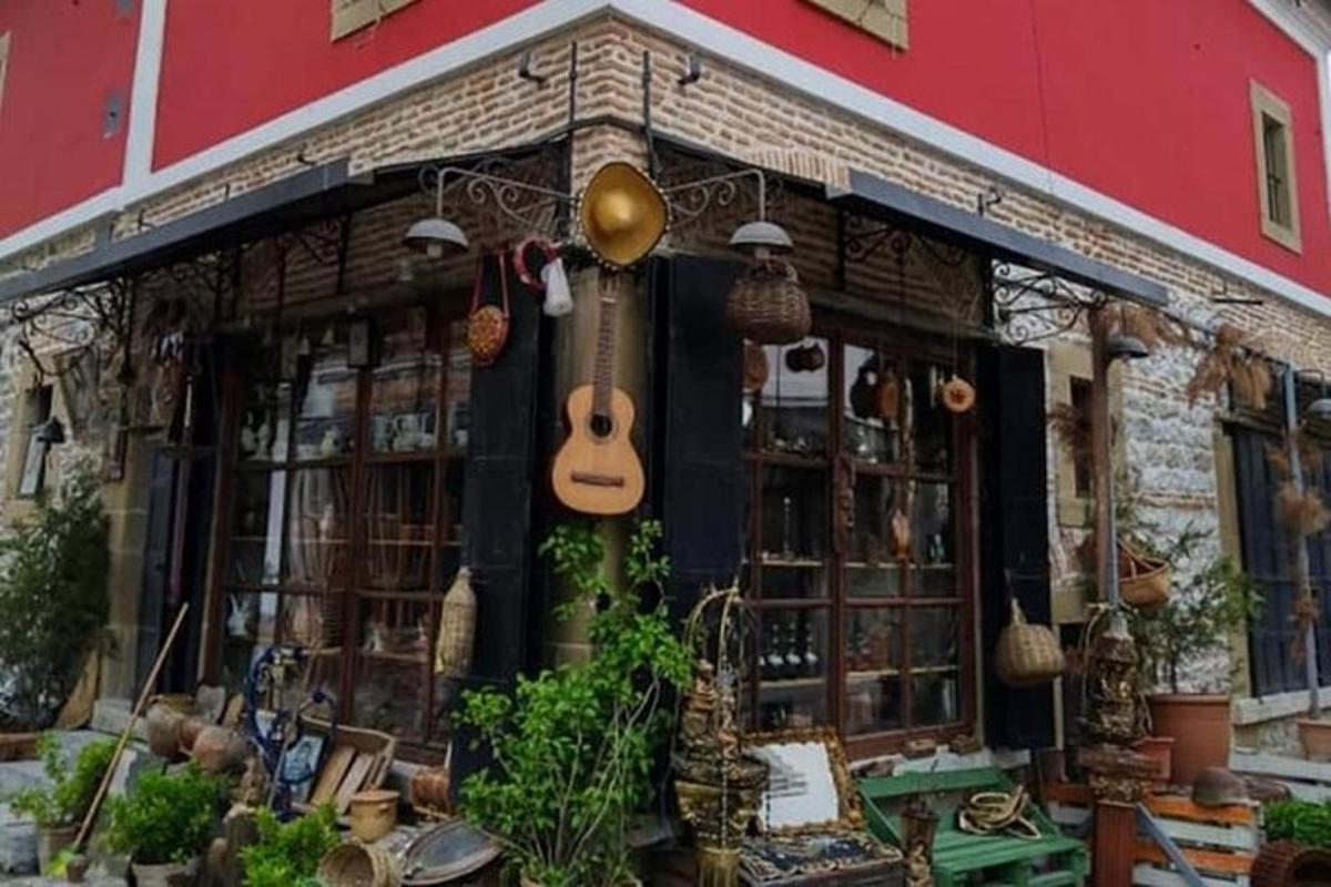 un negozio con una chitarra sulla facciata