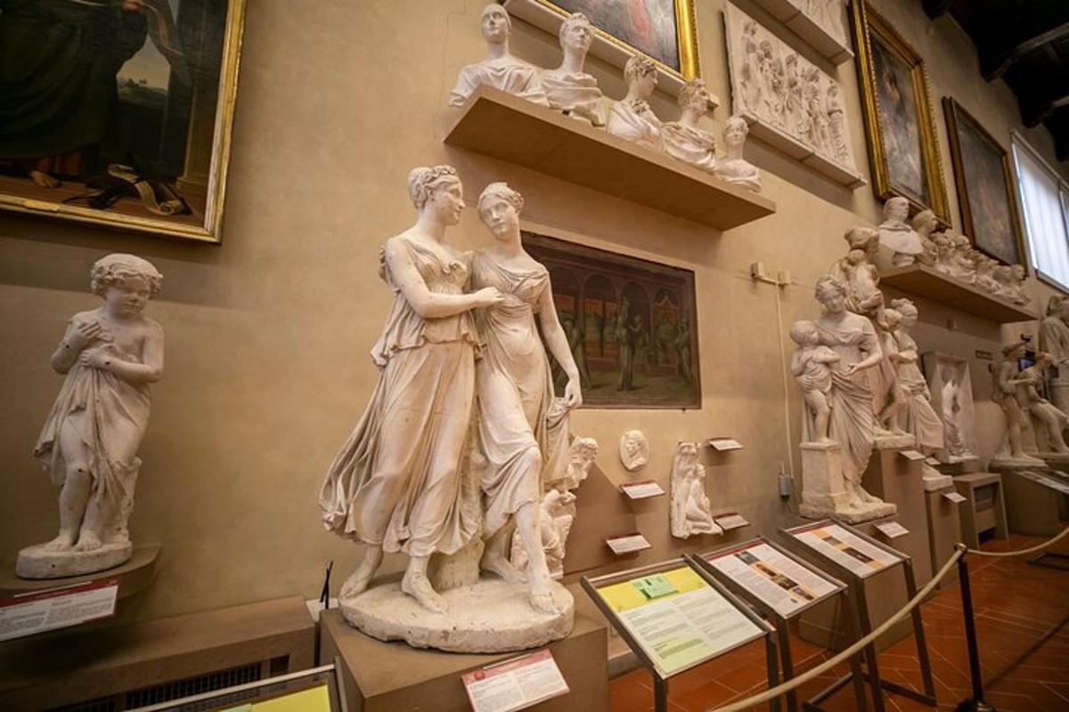 sekumpulan patung yang dipamerkan di muzium