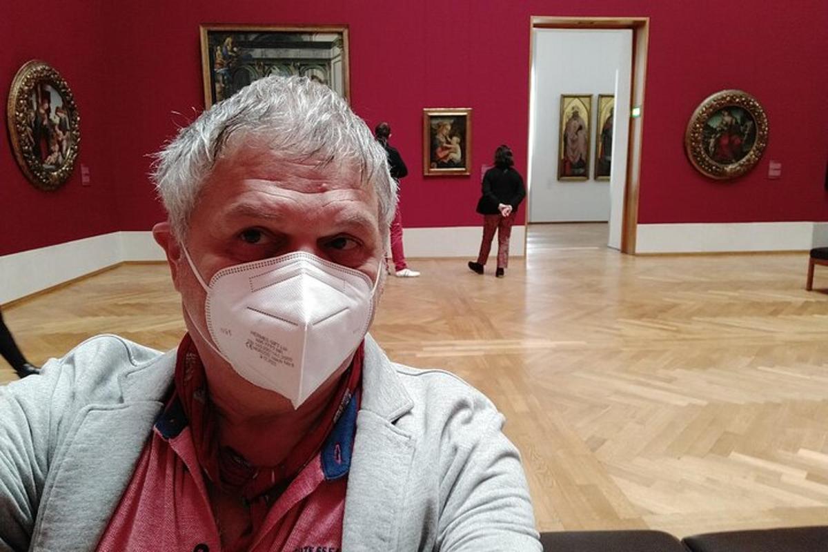 muž s maskou na tvári v múzeu