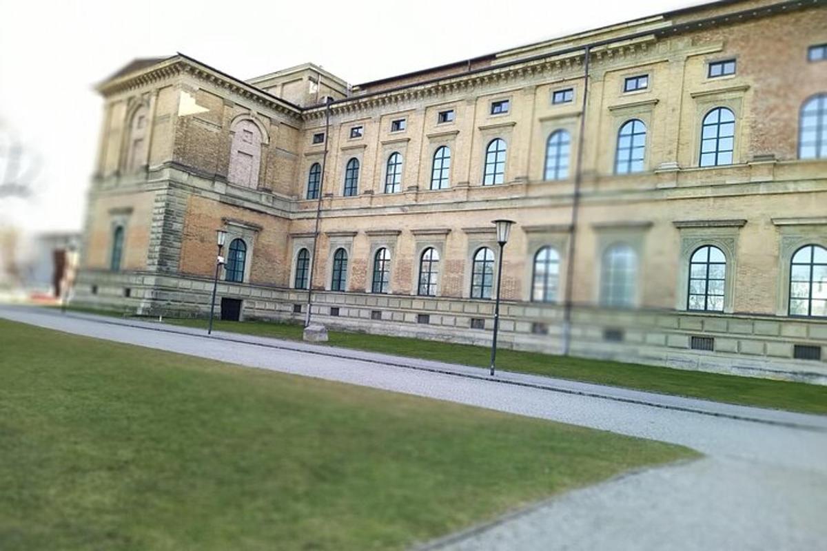 veľká tehlová budova s trávnikom pred ňou