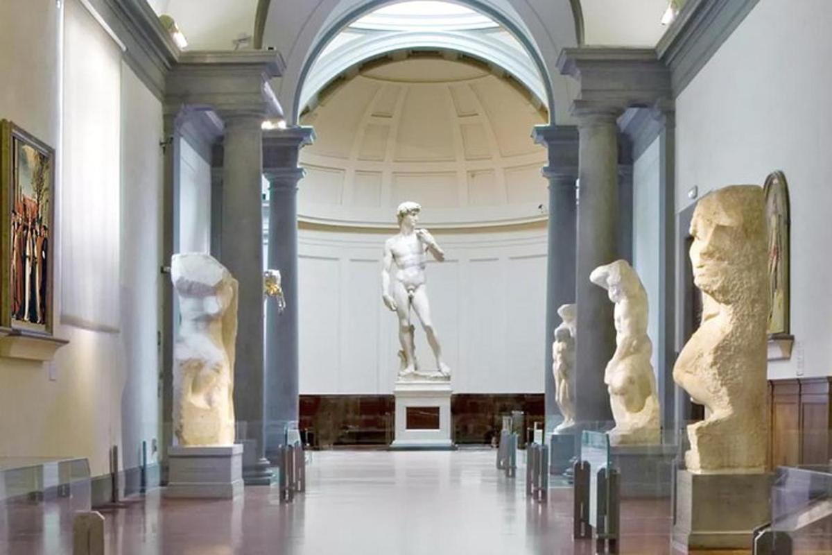 Un museo con una estatua y estatuas en él.