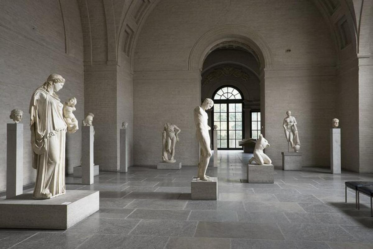 una stanza con statue di persone in un museo