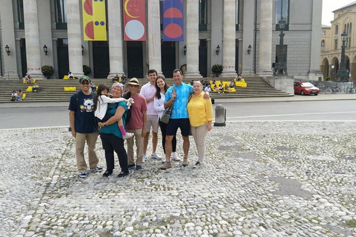 un gruppo di persone in piedi davanti a un edificio