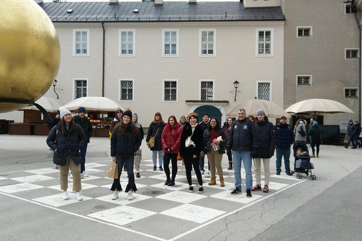 skupina lidí stojících před budovou s deštníky