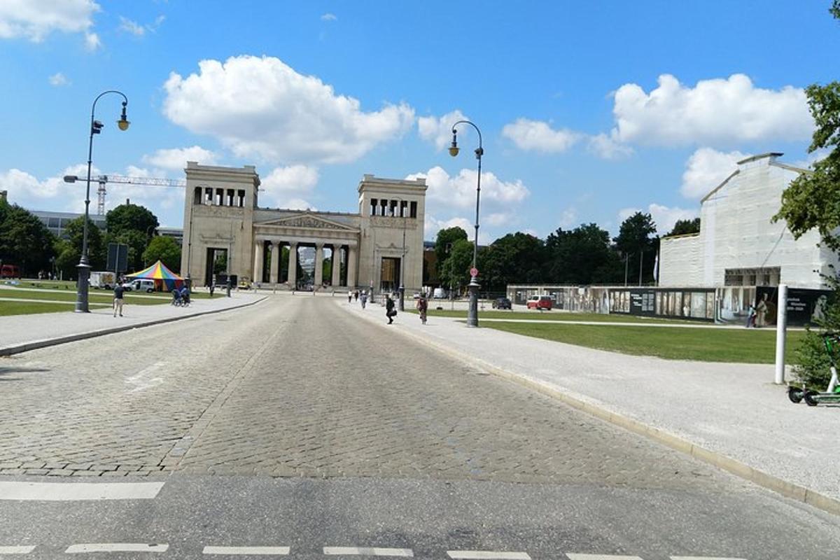 порожня вулиця перед великою будівлею