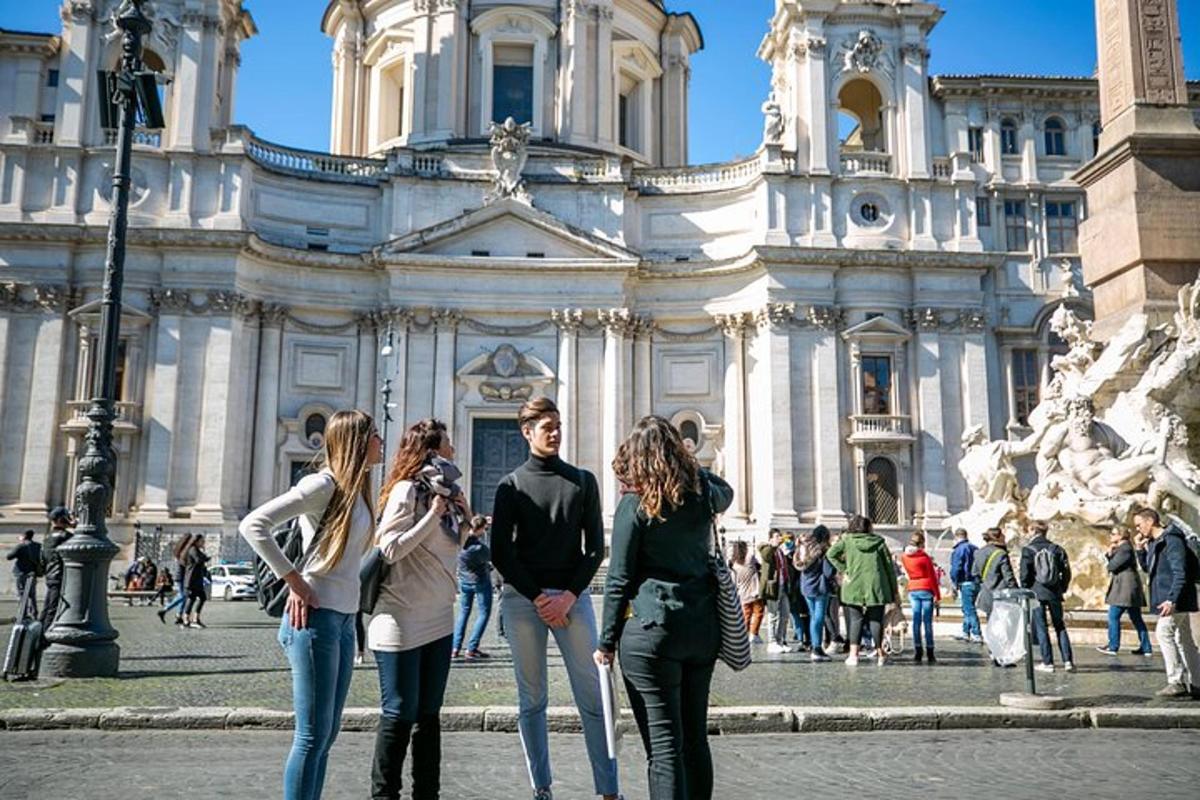 un grup de oameni care stau în fața unei clădiri