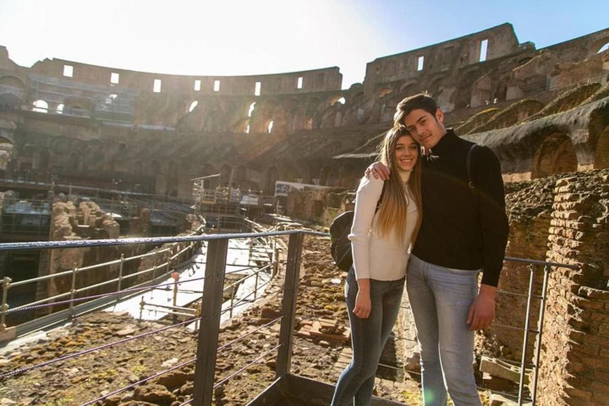 un bărbat și o femeie stând în fața Colosseumului