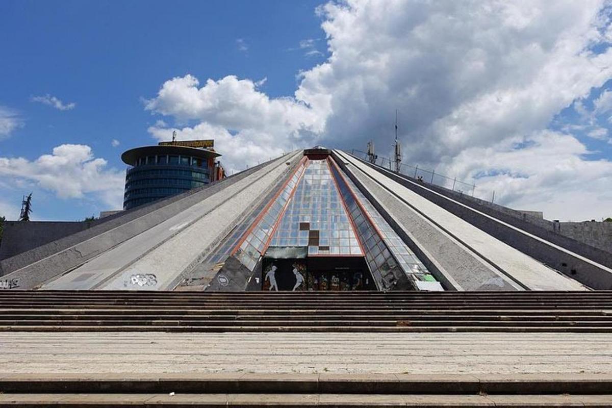 veľká pyramídová budova so schodmi pred ňou