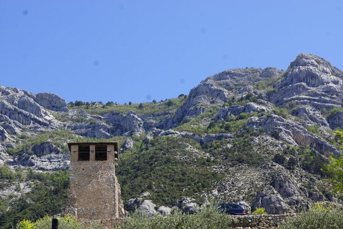 o clădire pe coasta unui munte
