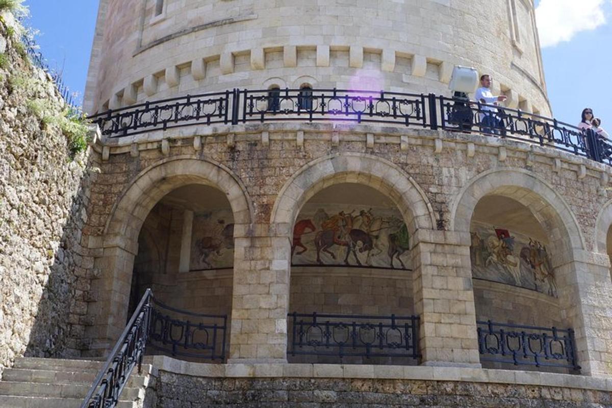 un edificio con un balcone con persone sopra