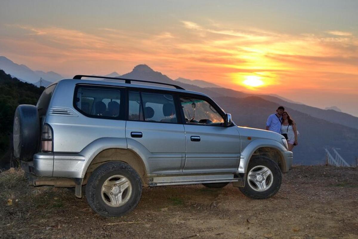 stříbrné SUV zaparkované na vrcholu hory