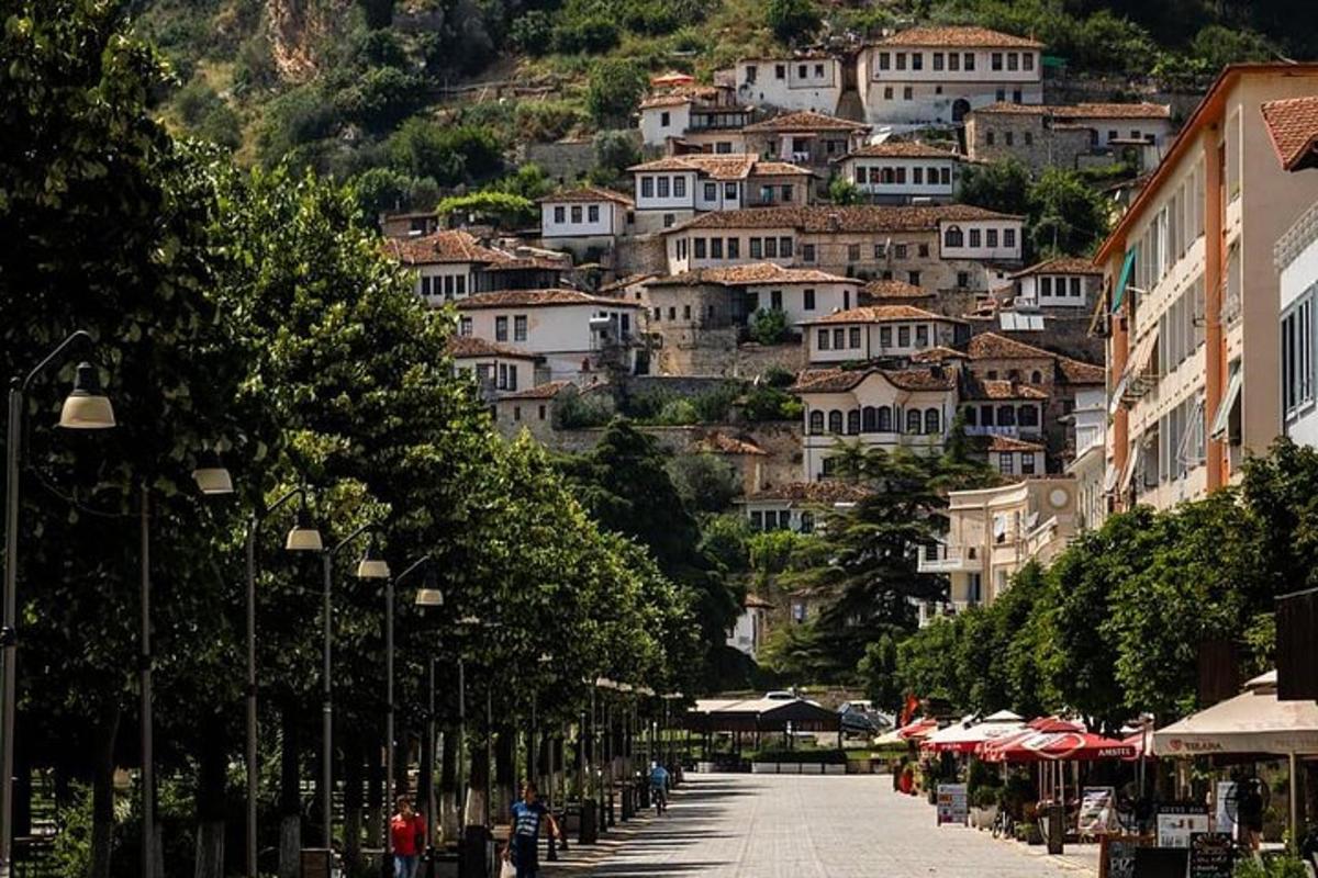 una strada di fronte a una collina con case