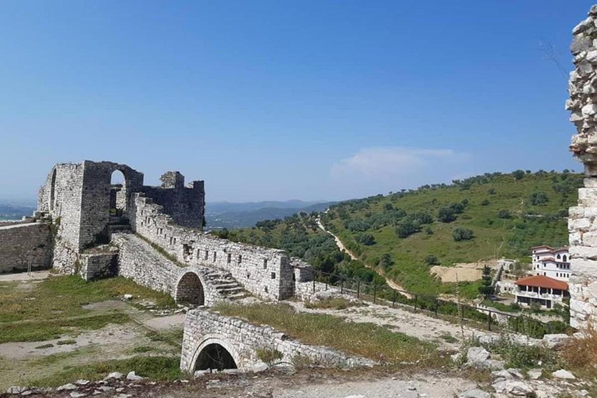 un vecchio castello su una collina con un ponte