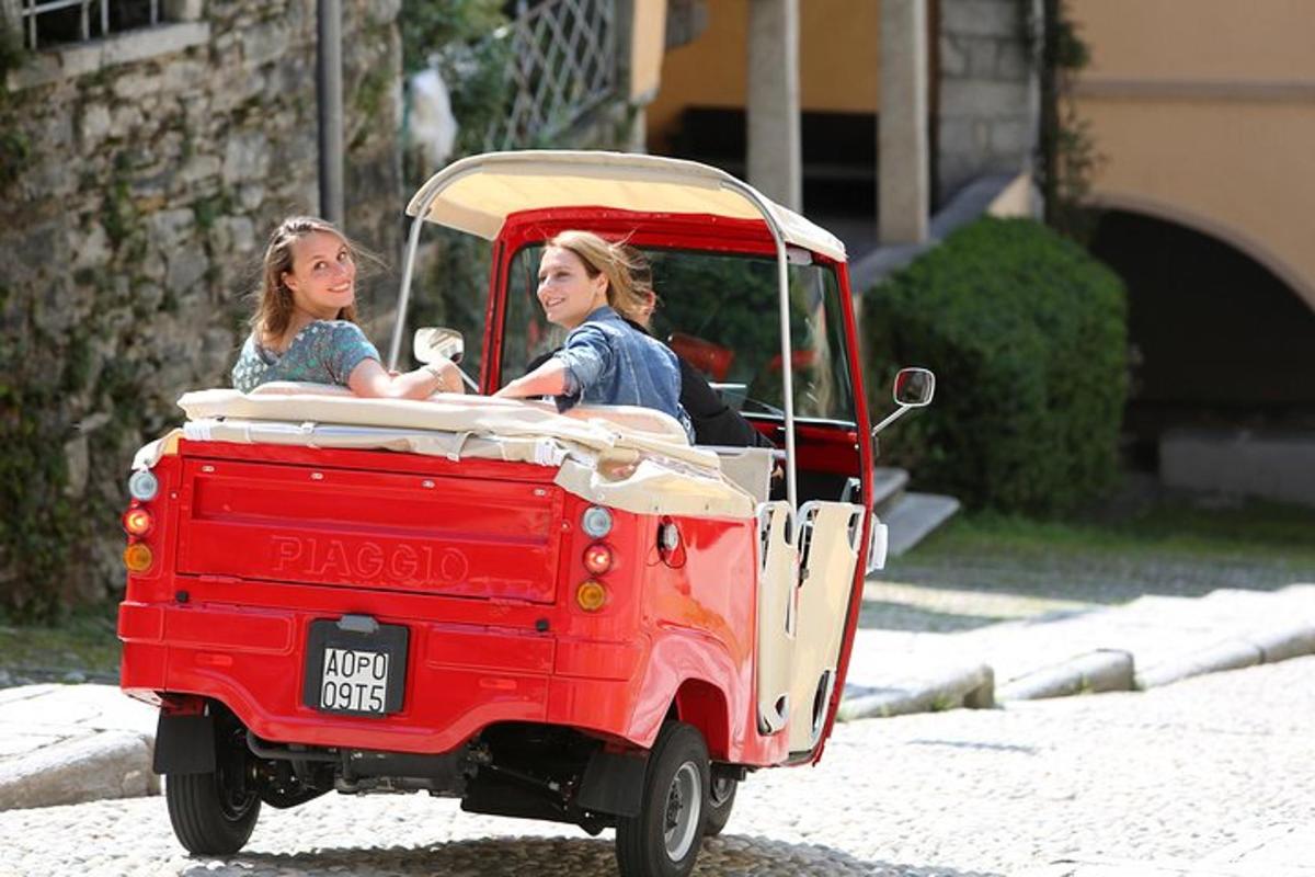 due ragazze che viaggiano su una macchinina giocattolo su una strada