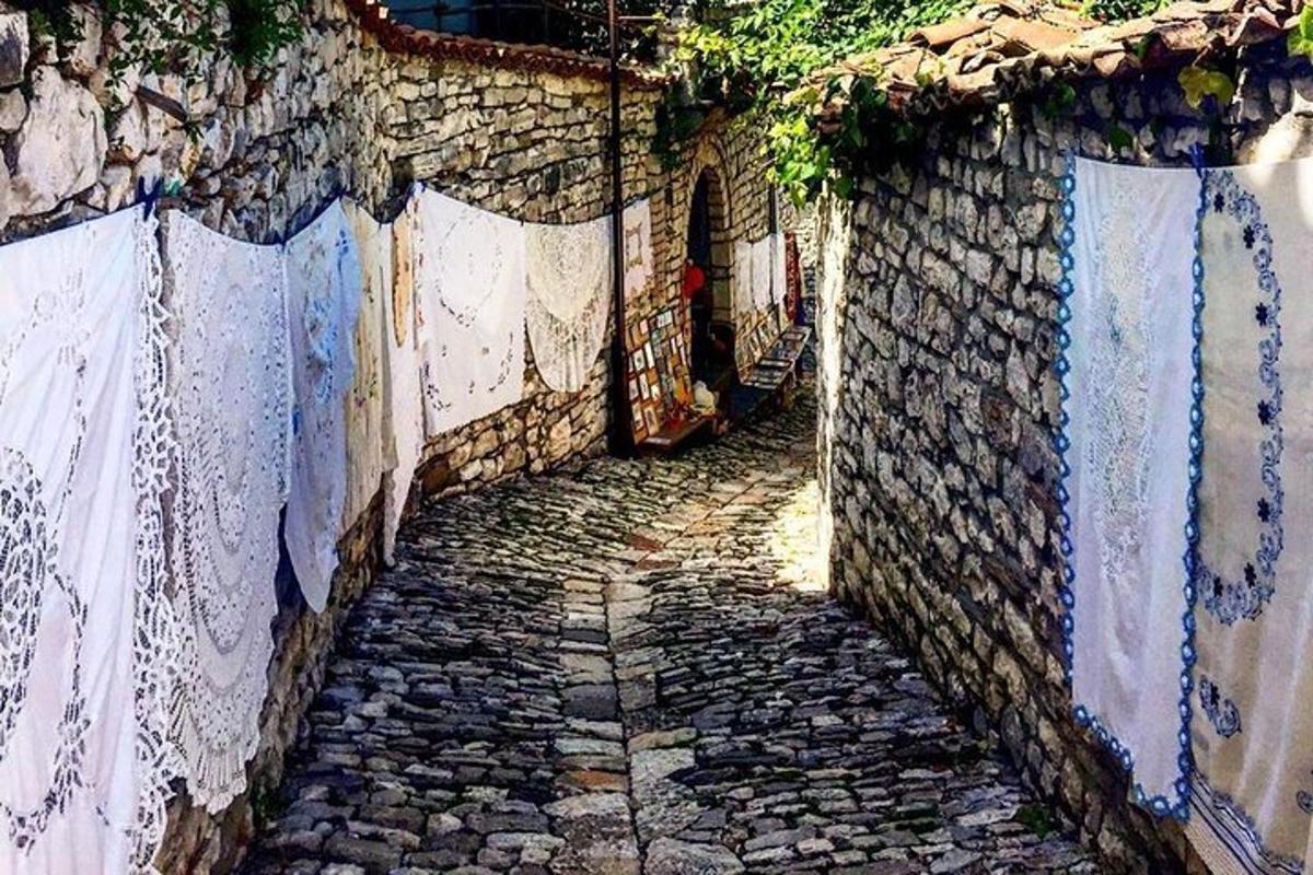 un vicolo con un muro di pietra e un sentiero di pietra