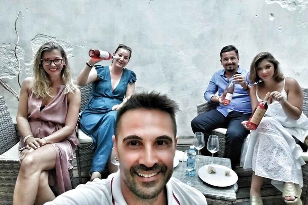 μια ομάδα ανθρώπων που κάθονται γύρω από ένα τραπέζι