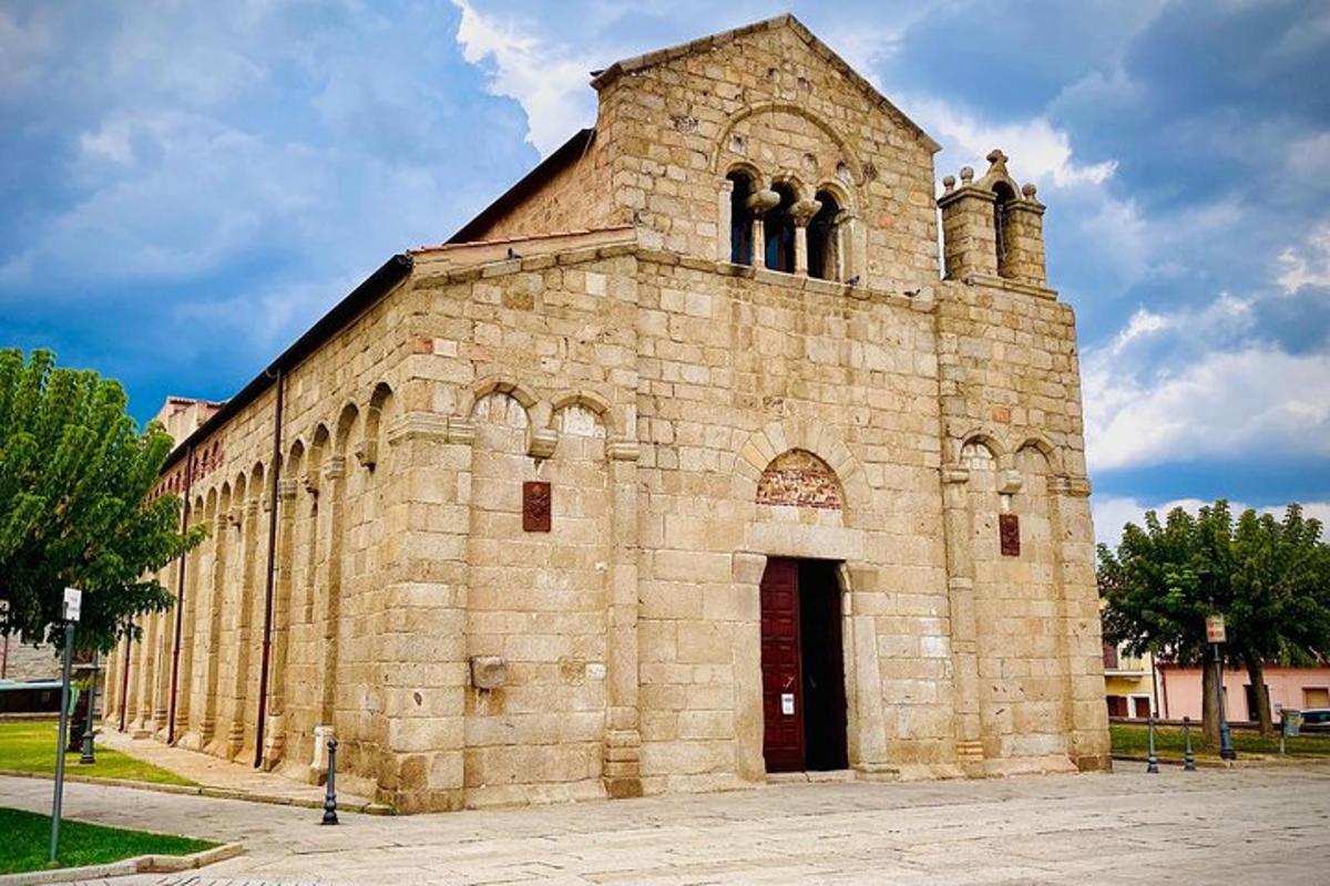 una gran iglesia de piedra con una gran torre