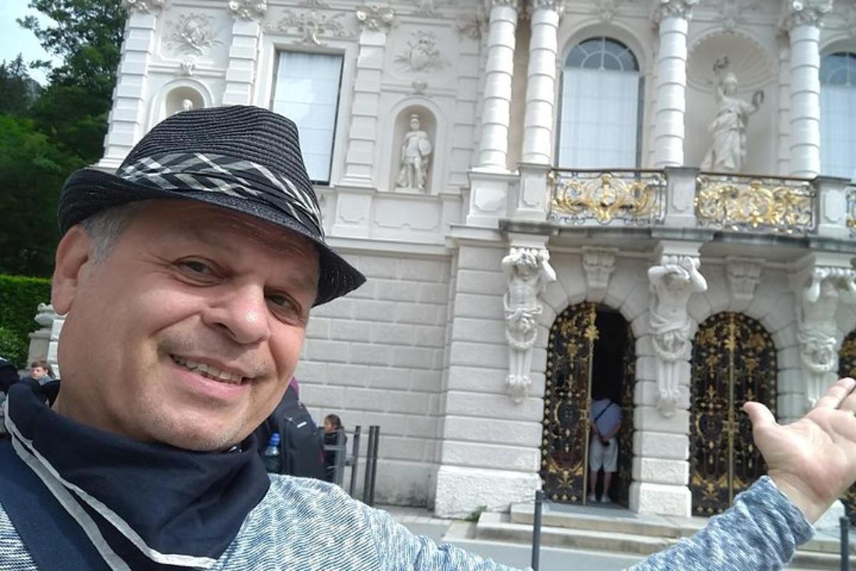 un bărbat purtând o pălărie în fața unei clădiri