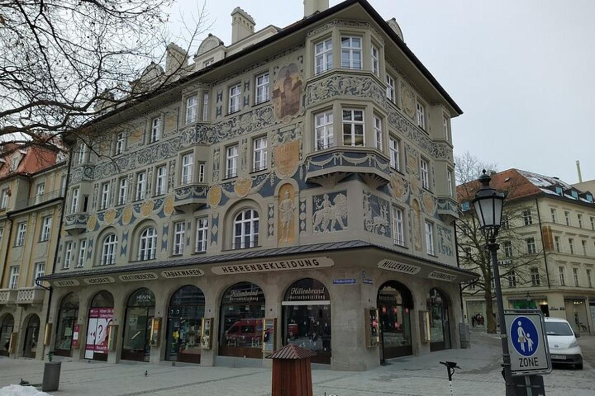 o clădire mare la colțul unei străzi