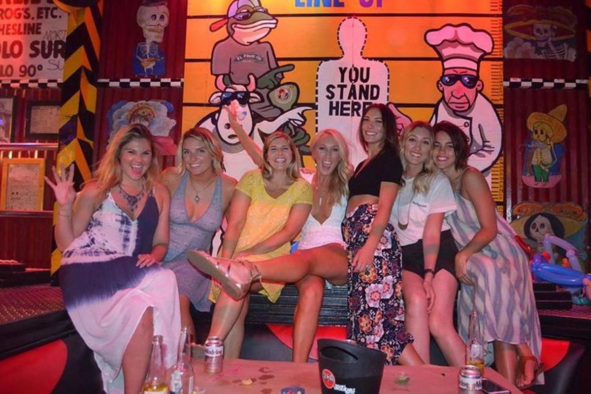 Un grupo de mujeres sentadas en un banco de un restaurante.