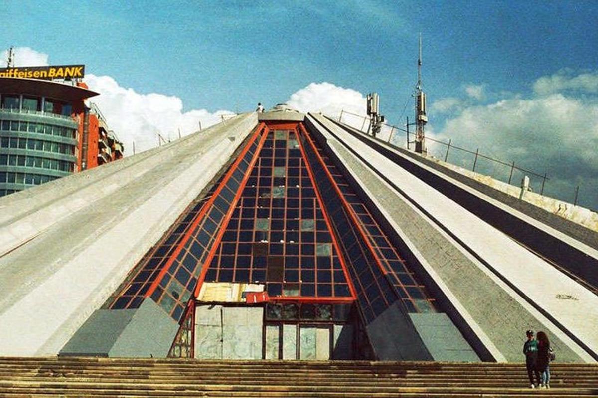 pohled na vrchol budovy